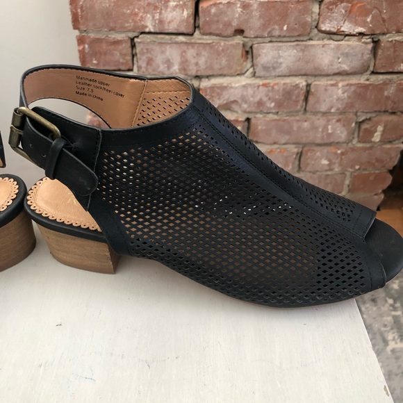 RESTRICTED … black sandals - Picture 10 of 16